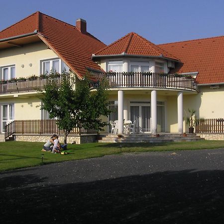 Szaloky Apartmanhaz Gyenesdiás Exteriör bild