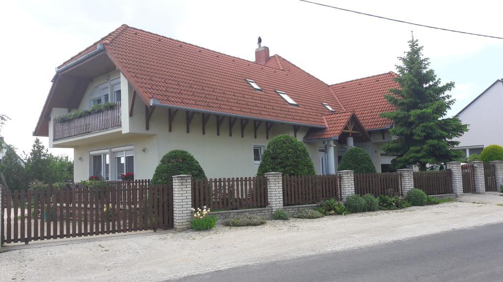 Szaloky Apartmanhaz Gyenesdiás Exteriör bild